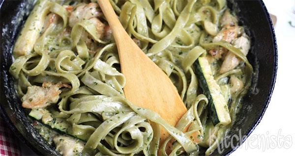 tagliatelle met romige pesto saus en kippendijen