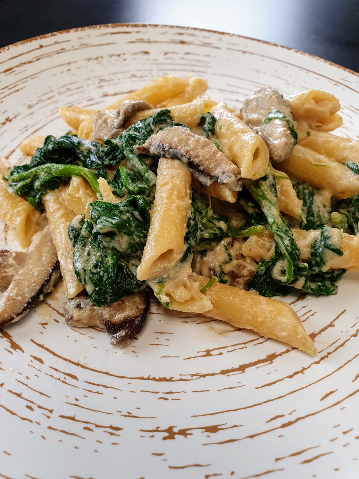 Spinazie, Cashwenoten saus, Penne Pasta met Shiitake champignons. 4 pers.